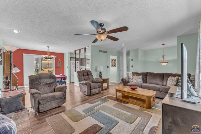 4209 SW 35th TER, Topeka, KS 66614