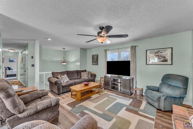 4209 SW 35th TER, Topeka, KS 66614