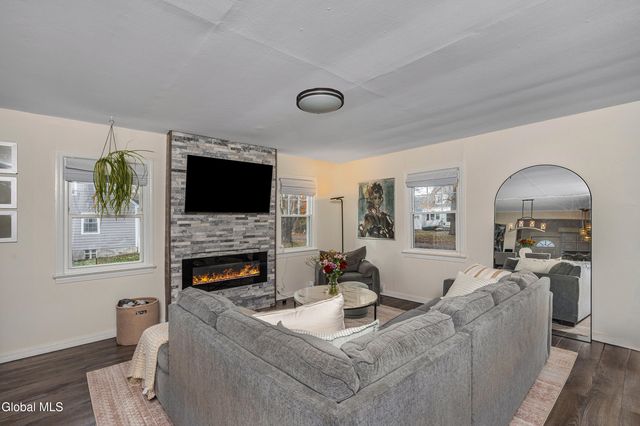 2040 Arkona Court, Niskayuna, NY 12309