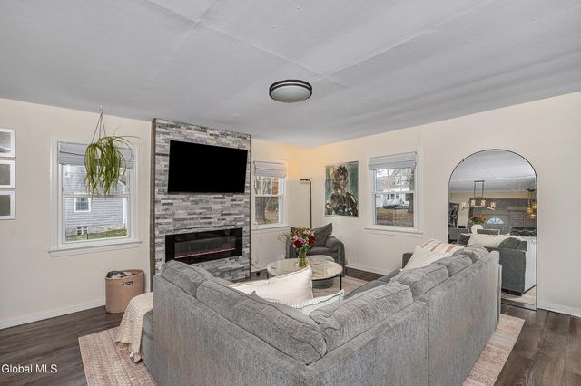 2040 Arkona Court, Niskayuna, NY 12309