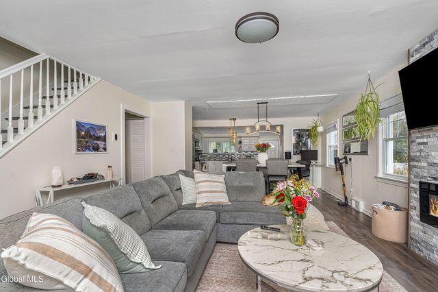 2040 Arkona Court, Niskayuna, NY 12309