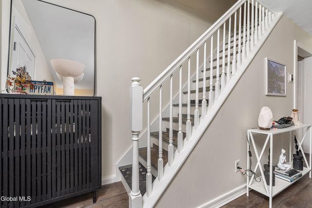 2040 Arkona Court, Niskayuna, NY 12309