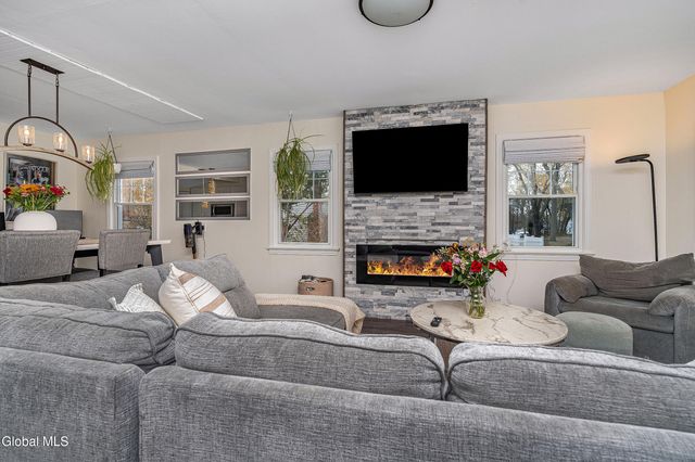 2040 Arkona Court, Niskayuna, NY 12309