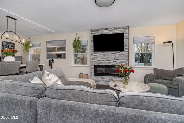 2040 Arkona Court, Niskayuna, NY 12309