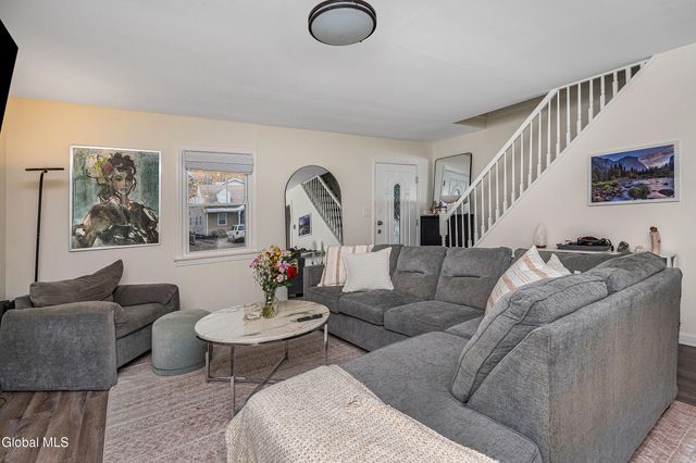 2040 Arkona Court, Niskayuna, NY 12309