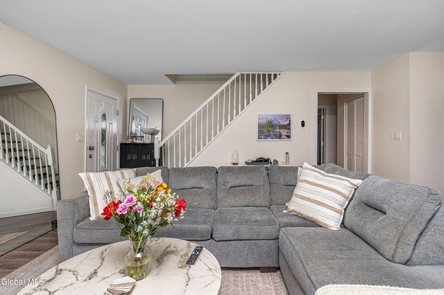 2040 Arkona Court, Niskayuna, NY 12309