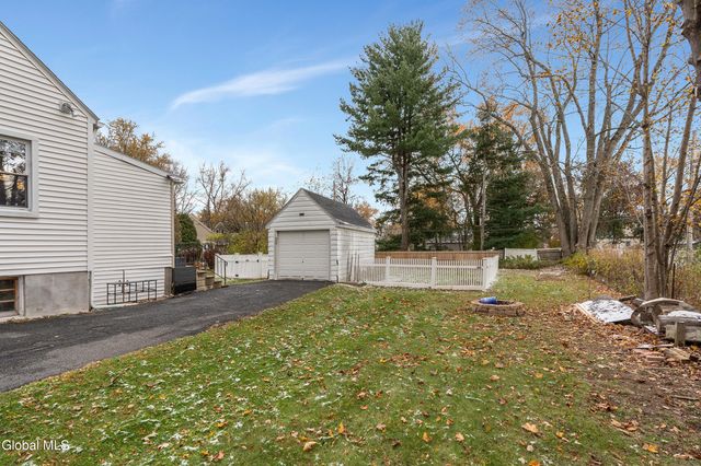 2040 Arkona Court, Niskayuna, NY 12309