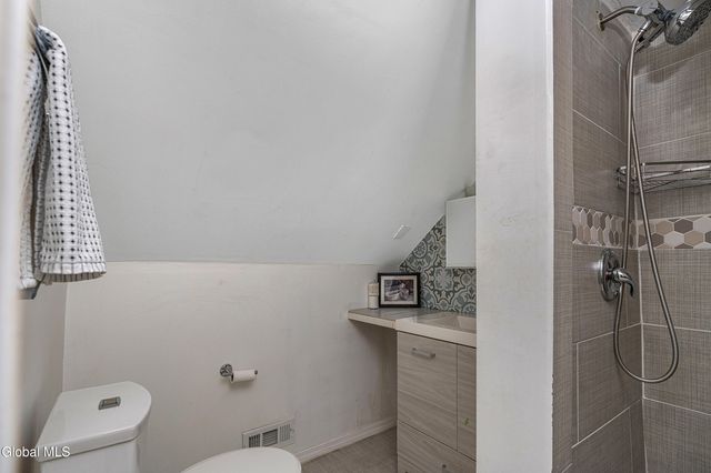 2040 Arkona Court, Niskayuna, NY 12309