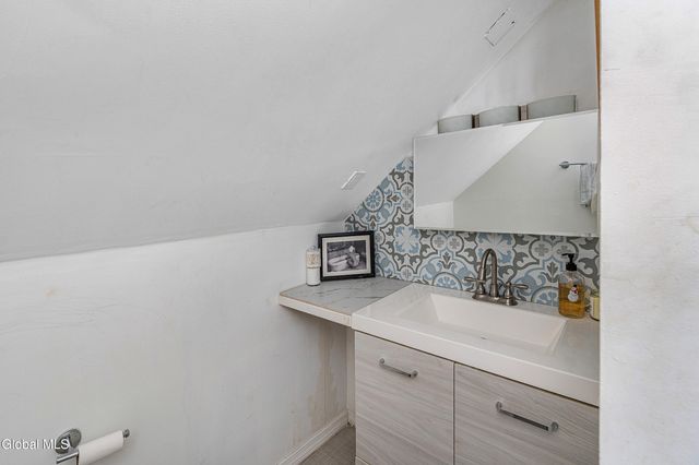 2040 Arkona Court, Niskayuna, NY 12309