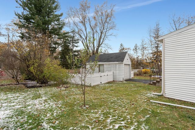 2040 Arkona Court, Niskayuna, NY 12309