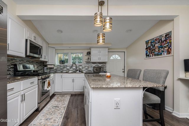 2040 Arkona Court, Niskayuna, NY 12309