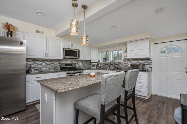 2040 Arkona Court, Niskayuna, NY 12309