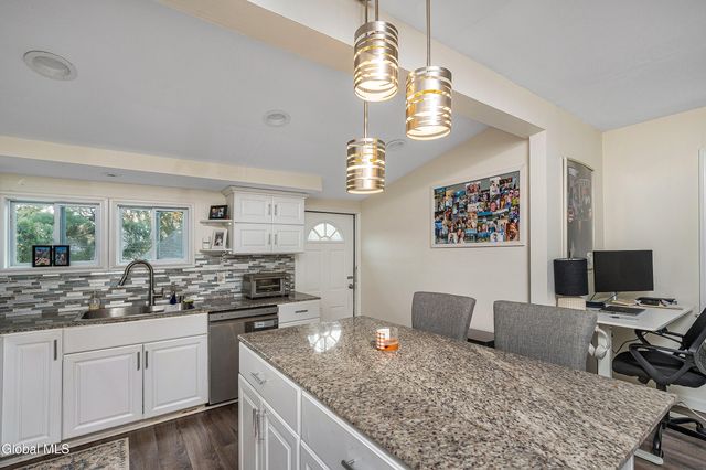 2040 Arkona Court, Niskayuna, NY 12309