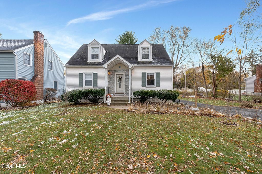 2040 Arkona Court, Niskayuna, NY 12309