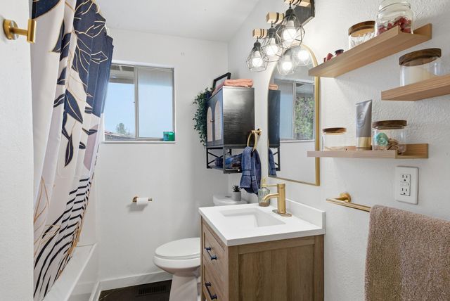 18105 E 32nd Ave, Greenacres, WA 99016