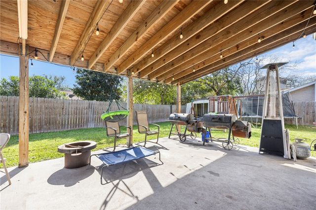 204 Wilshire Cr, Portland, TX 78374