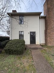 2448 Fairbrook Dr, Nashville, TN 37214