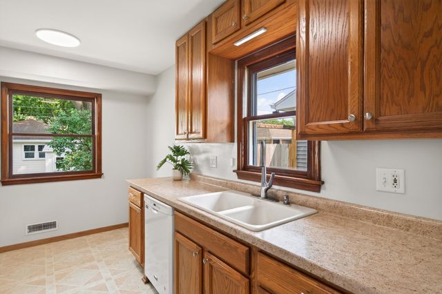 45 21st Avenue N, Hopkins, MN 55343