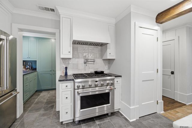 2424 Broussard St, Baton Rouge, LA 70808