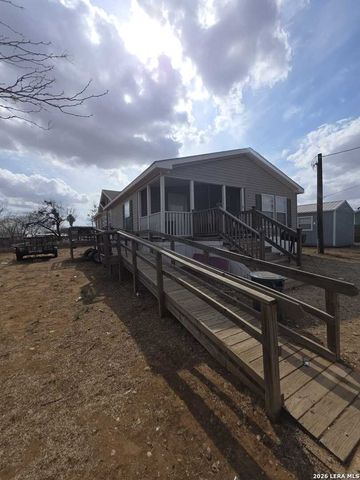 311 E Frio St, Dilley, TX 78017