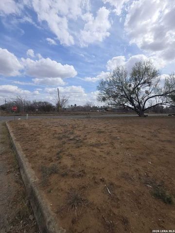 311 E Frio St, Dilley, TX 78017