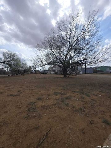 311 E Frio St, Dilley, TX 78017