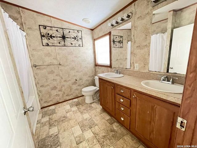 311 E Frio St, Dilley, TX 78017