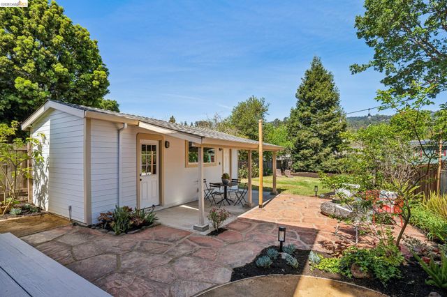 3136 Arizona St, Oakland, CA 94602