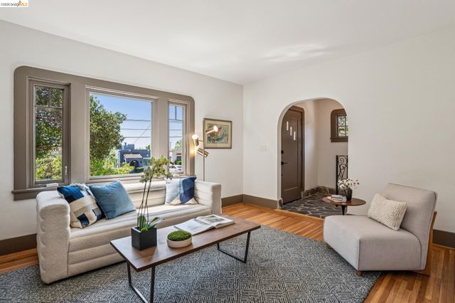 3136 Arizona St, Oakland, CA 94602