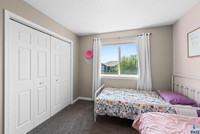 1003 Ash Grove St Street, Harrisburg, SD 57032