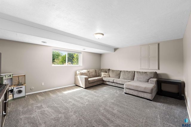 1003 Ash Grove St Street, Harrisburg, SD 57032