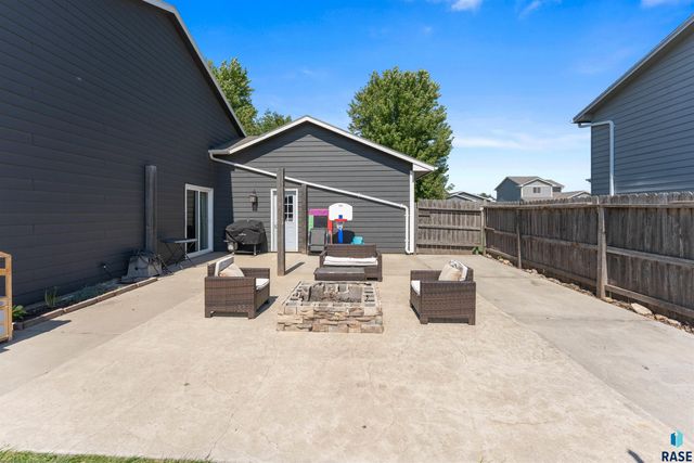 1003 Ash Grove St Street, Harrisburg, SD 57032