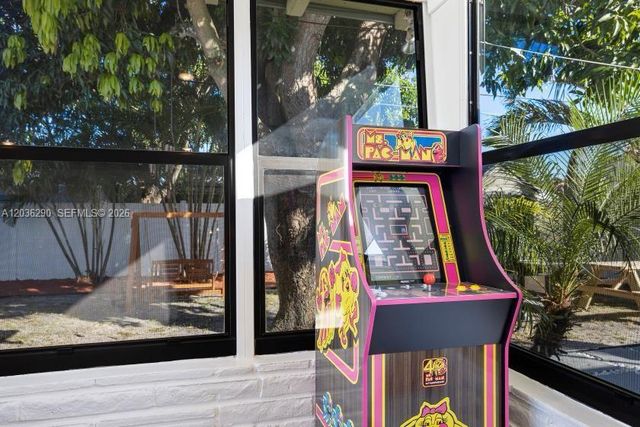 5232 NE 2nd Ave, Oakland Park, FL 33334
