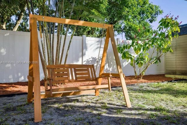 5232 NE 2nd Ave, Oakland Park, FL 33334
