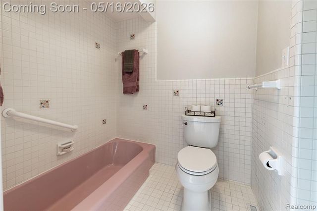 9555 Island Drive, Grosse Ile, MI 48138