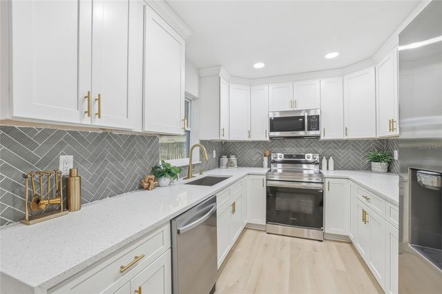 6813 CIRCLECREEK DRIVE, Pinellas Park, FL 33781