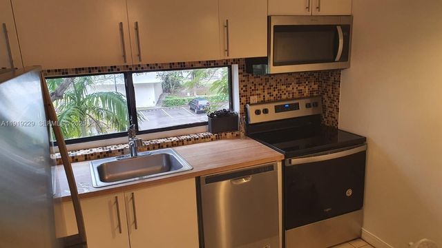 17021 N Bay Road 316, Sunny Isles Beach, FL 33160