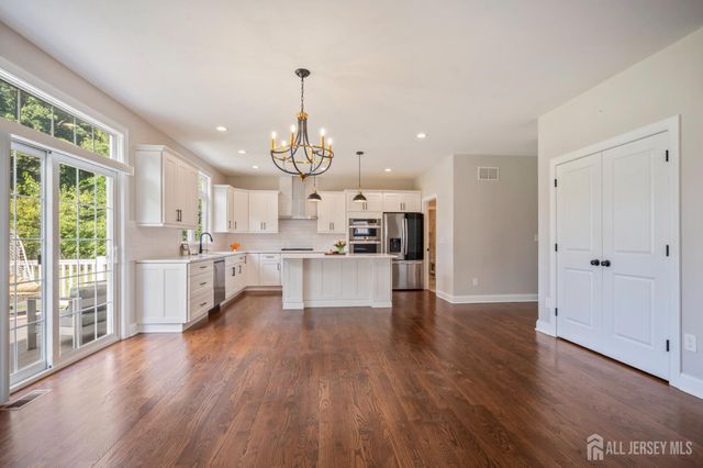 5 Devoes Lane, East Brunswick, NJ 08816