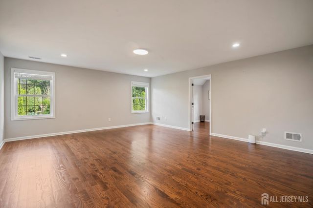 5 Devoes Lane, East Brunswick, NJ 08816