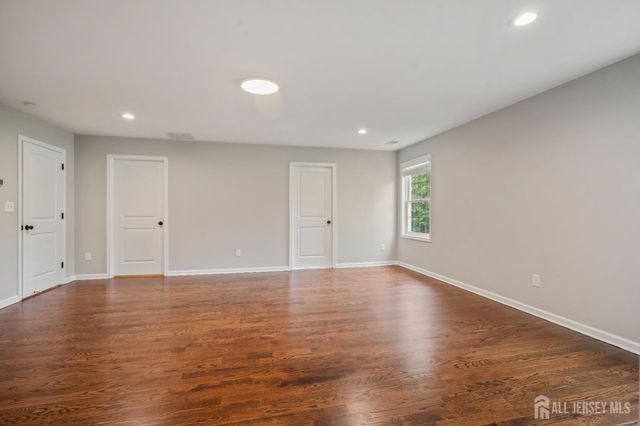 5 Devoes Lane, East Brunswick, NJ 08816