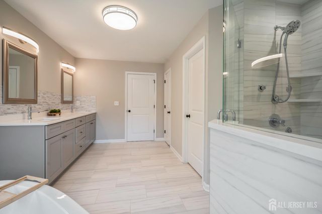 5 Devoes Lane, East Brunswick, NJ 08816