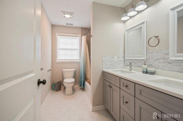 5 Devoes Lane, East Brunswick, NJ 08816