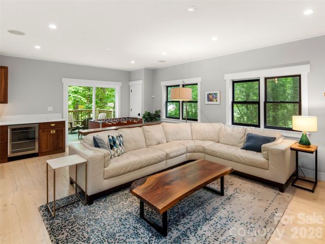 1130 New Castle Court, Asheville, NC 28803