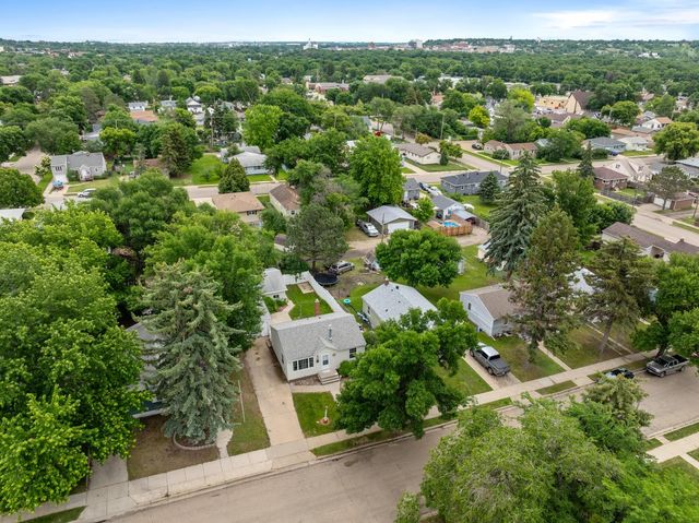 804 19th St NW, Minot, ND 58703