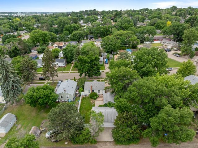 804 19th St NW, Minot, ND 58703