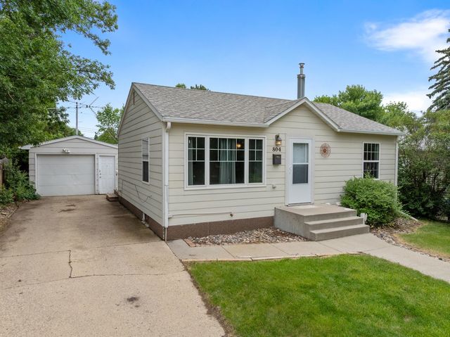 804 19th St NW, Minot, ND 58703