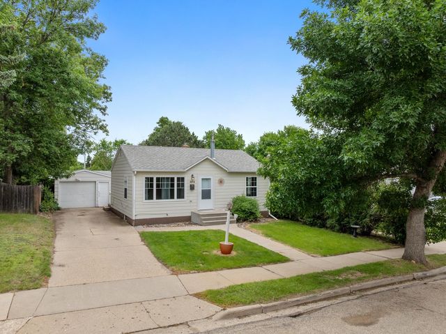 804 19th St NW, Minot, ND 58703
