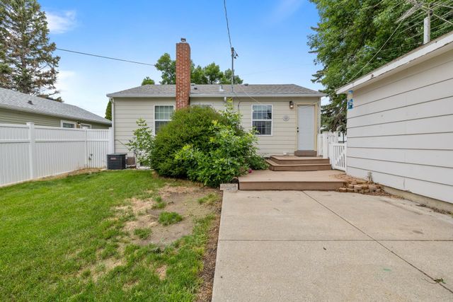804 19th St NW, Minot, ND 58703