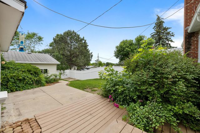 804 19th St NW, Minot, ND 58703