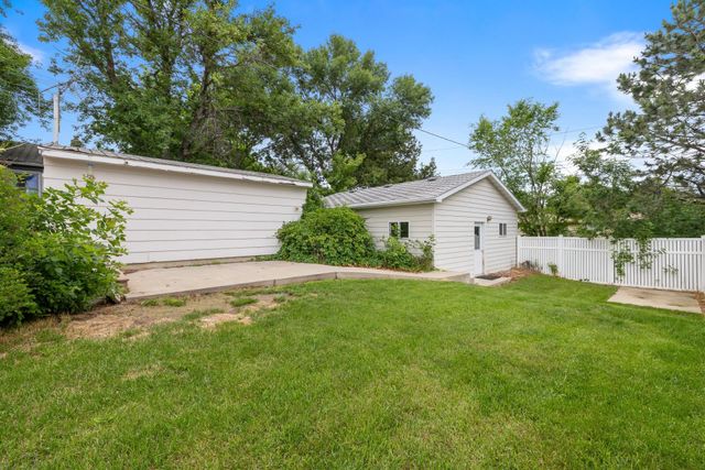 804 19th St NW, Minot, ND 58703